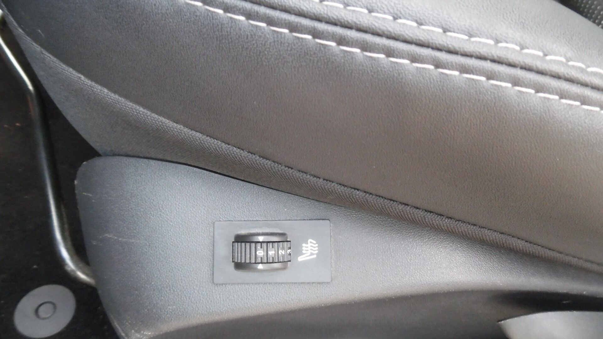 Billede af Peugeot 2008 1,2 e-THP Desire Sky 110HK