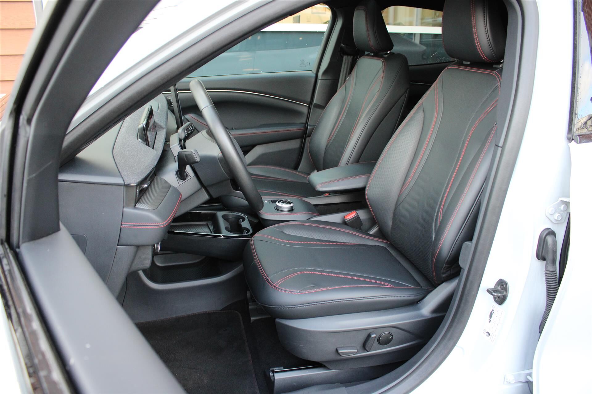 Billede af Ford Mustang Mach-E EL SR Premium AWD 269HK 5d Aut.