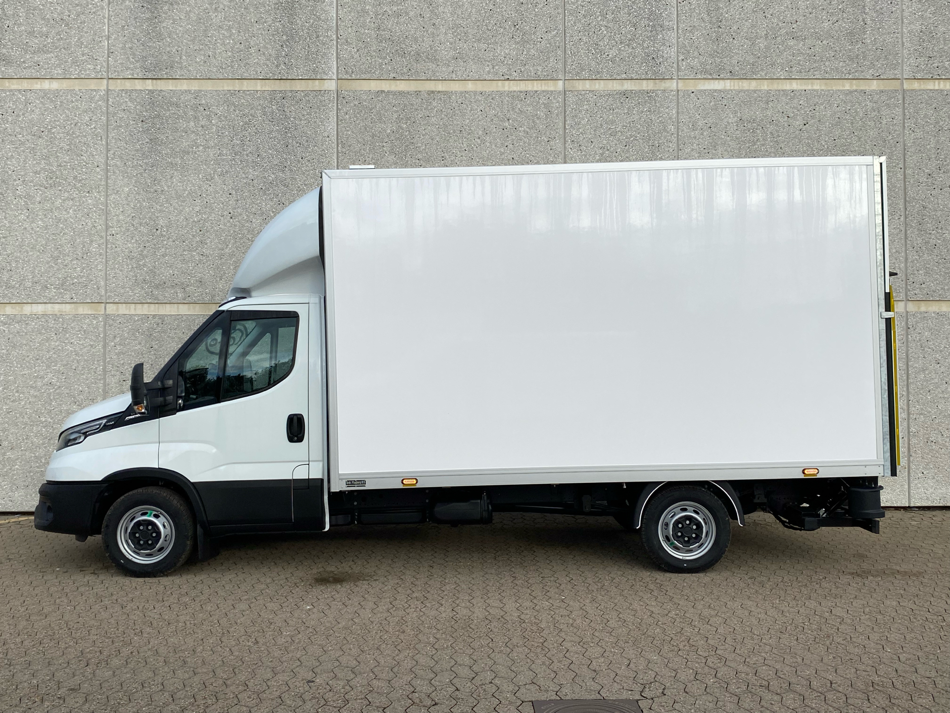 Billede af Iveco Daily 35S18 4100mm 3,0 D 180HK Ladv./Chas. 8g Aut.