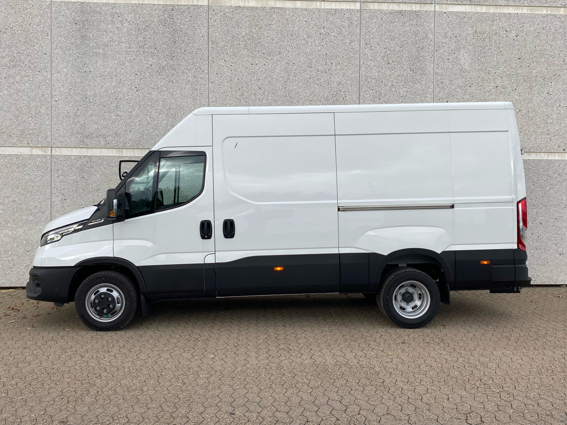 Billede af Iveco Daily 35C18 12m3 3,0 D Hi-Matic 180HK Van 8g Aut.