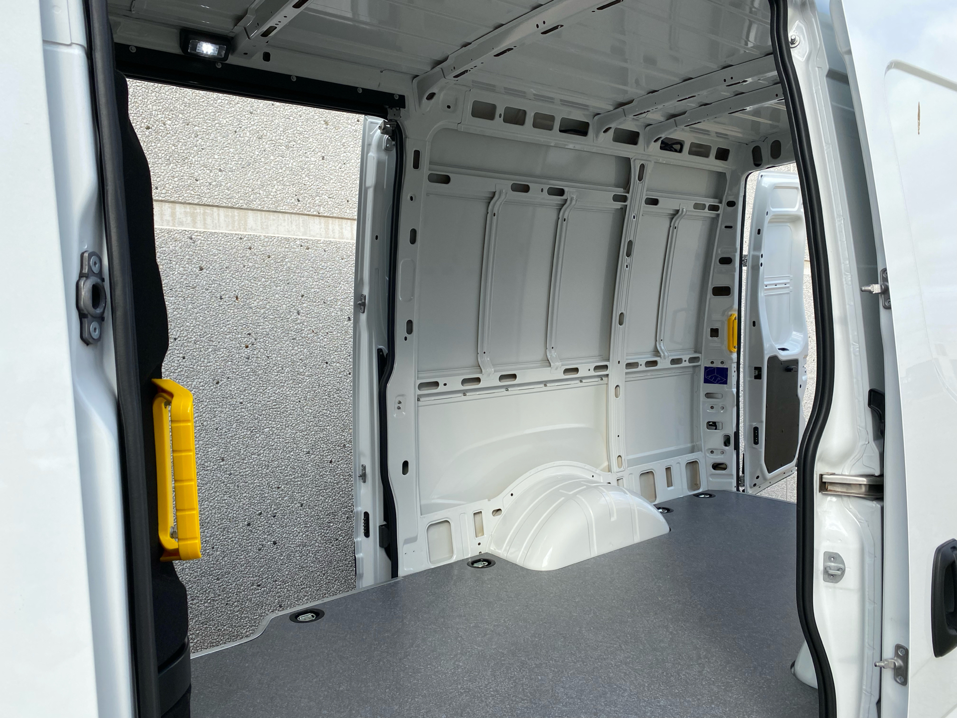 Billede af Iveco Daily 35C18 12m3 3,0 D Hi-Matic 180HK Van 8g Aut.