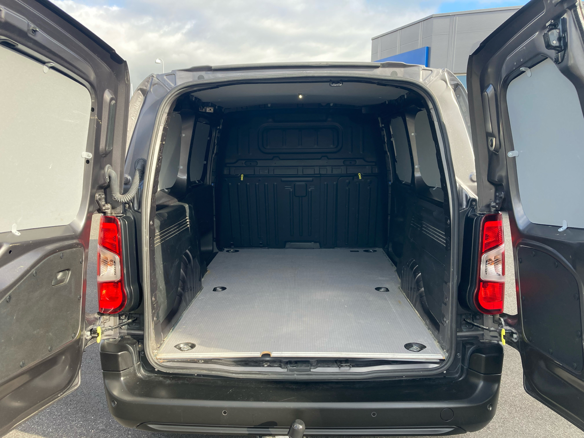 Billede af Peugeot Partner L2 V2 1,5 BlueHDi Plus EAT8 130HK Van 8g Aut.