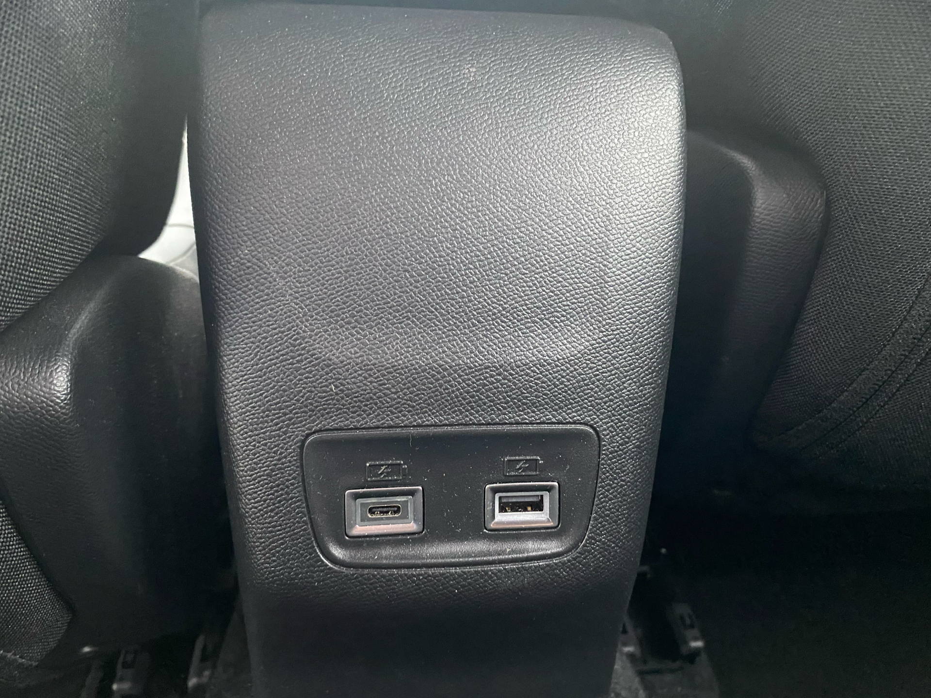 Billede af Peugeot 2008 1,2 PureTech First Selection EAT8 130HK 5d 8g Aut.