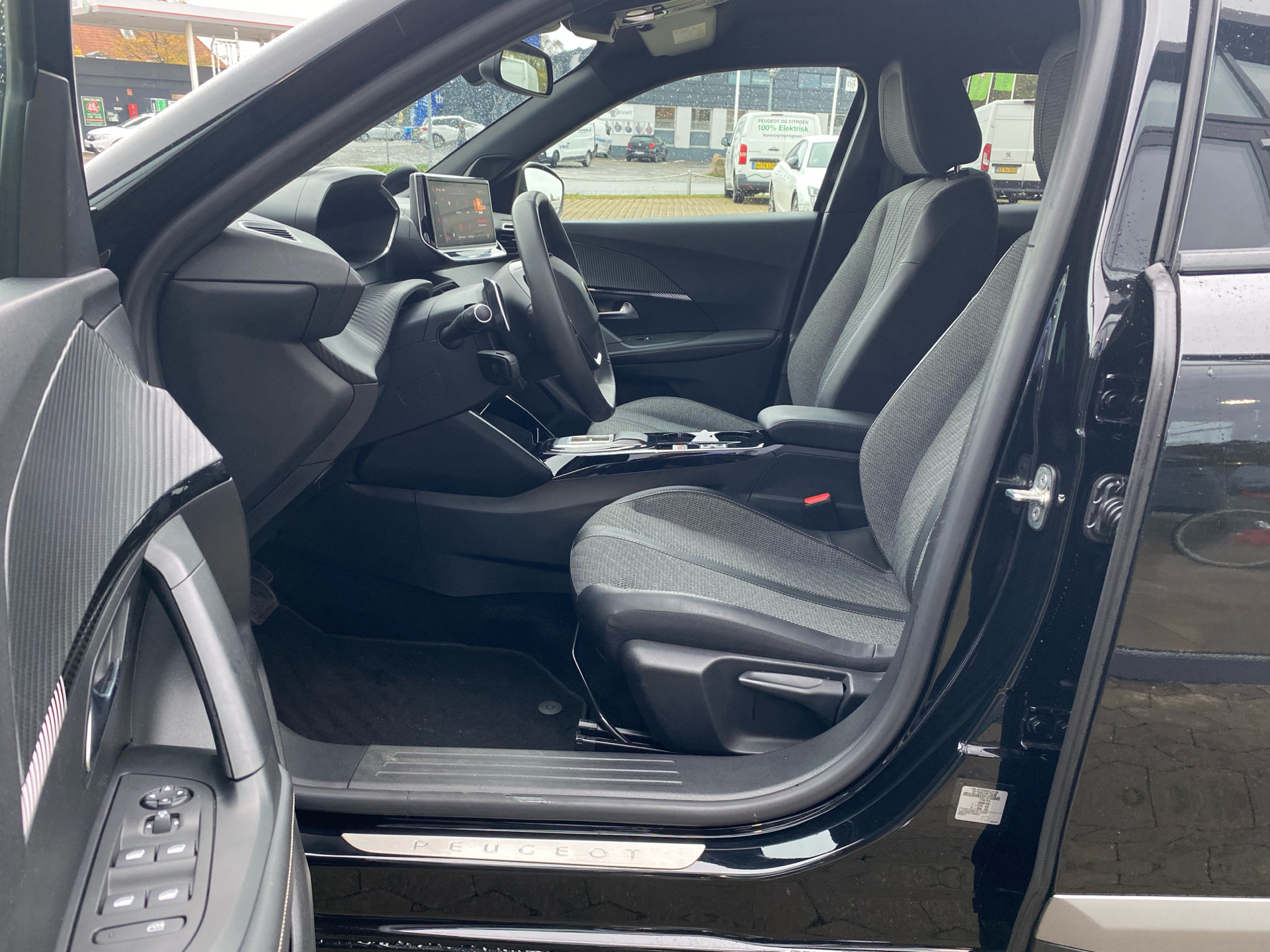 Billede af Peugeot 2008 1,2 PureTech First Selection EAT8 130HK 5d 8g Aut.