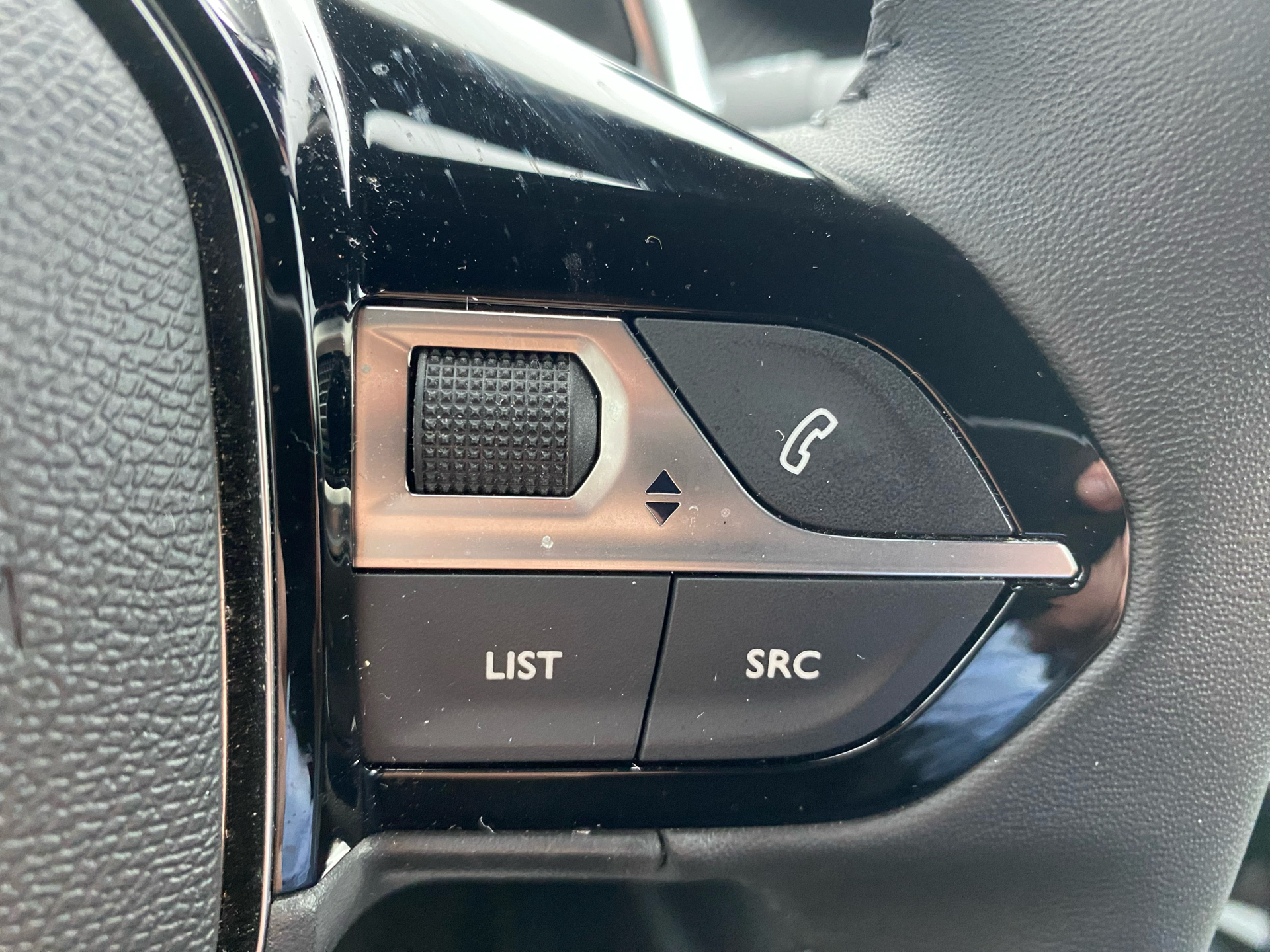 Billede af Peugeot 2008 1,2 PureTech First Selection EAT8 130HK 5d 8g Aut.