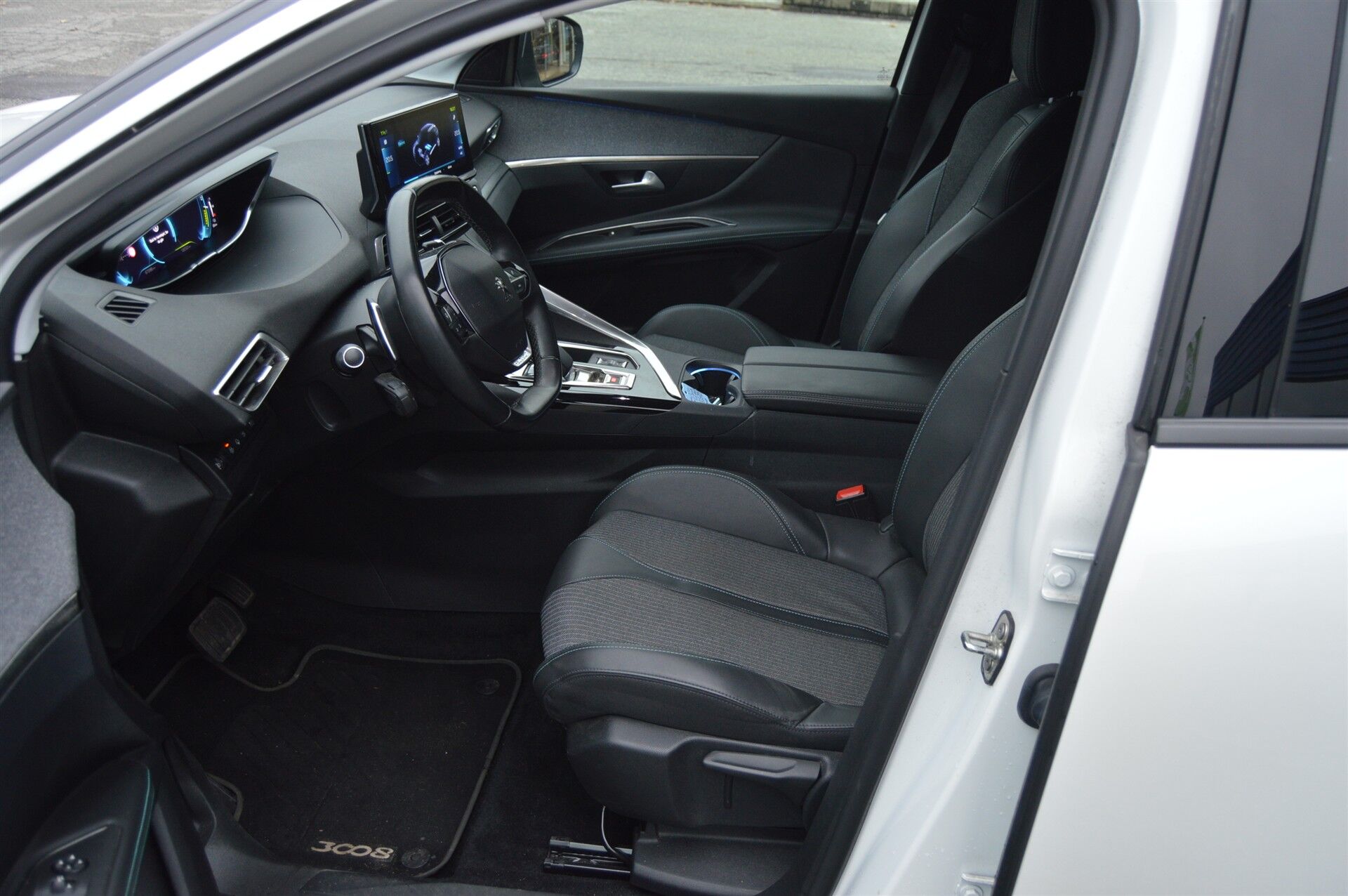 Billede af Peugeot 3008 1,6 PureTech  Plugin-hybrid First Selection EAT8 225HK 5d 8g Aut.