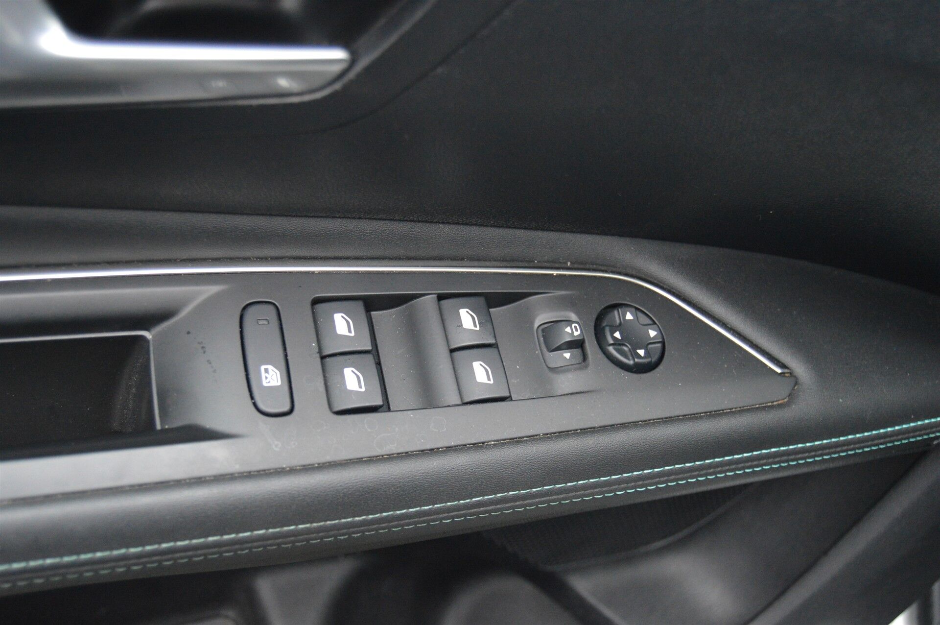 Billede af Peugeot 3008 1,6 PureTech  Plugin-hybrid First Selection EAT8 225HK 5d 8g Aut.