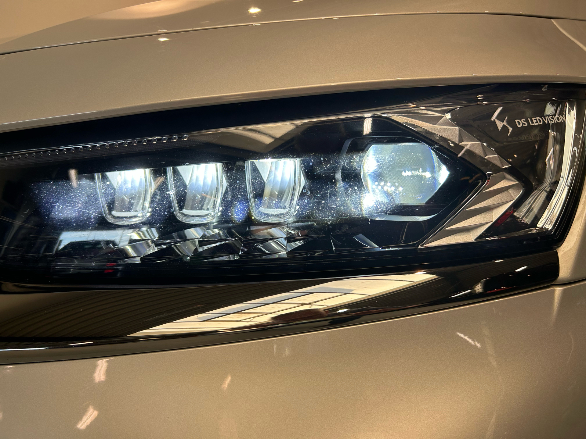 Billede af DS DS7 Crossback 1,6 E-Tense  Plugin-hybrid Elegance AWD EAT8 300HK 5d 8g Aut.