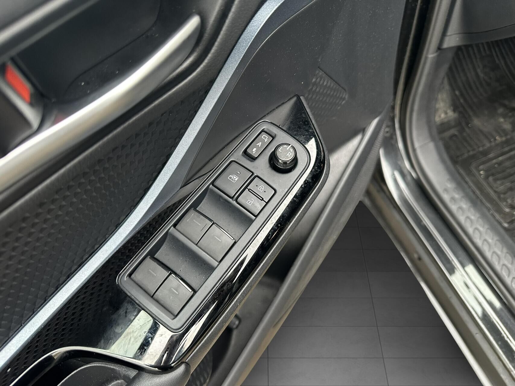 Billede af Toyota C-HR 1,8 Hybrid C-LUB Smart Multidrive S 122HK 5d Aut.