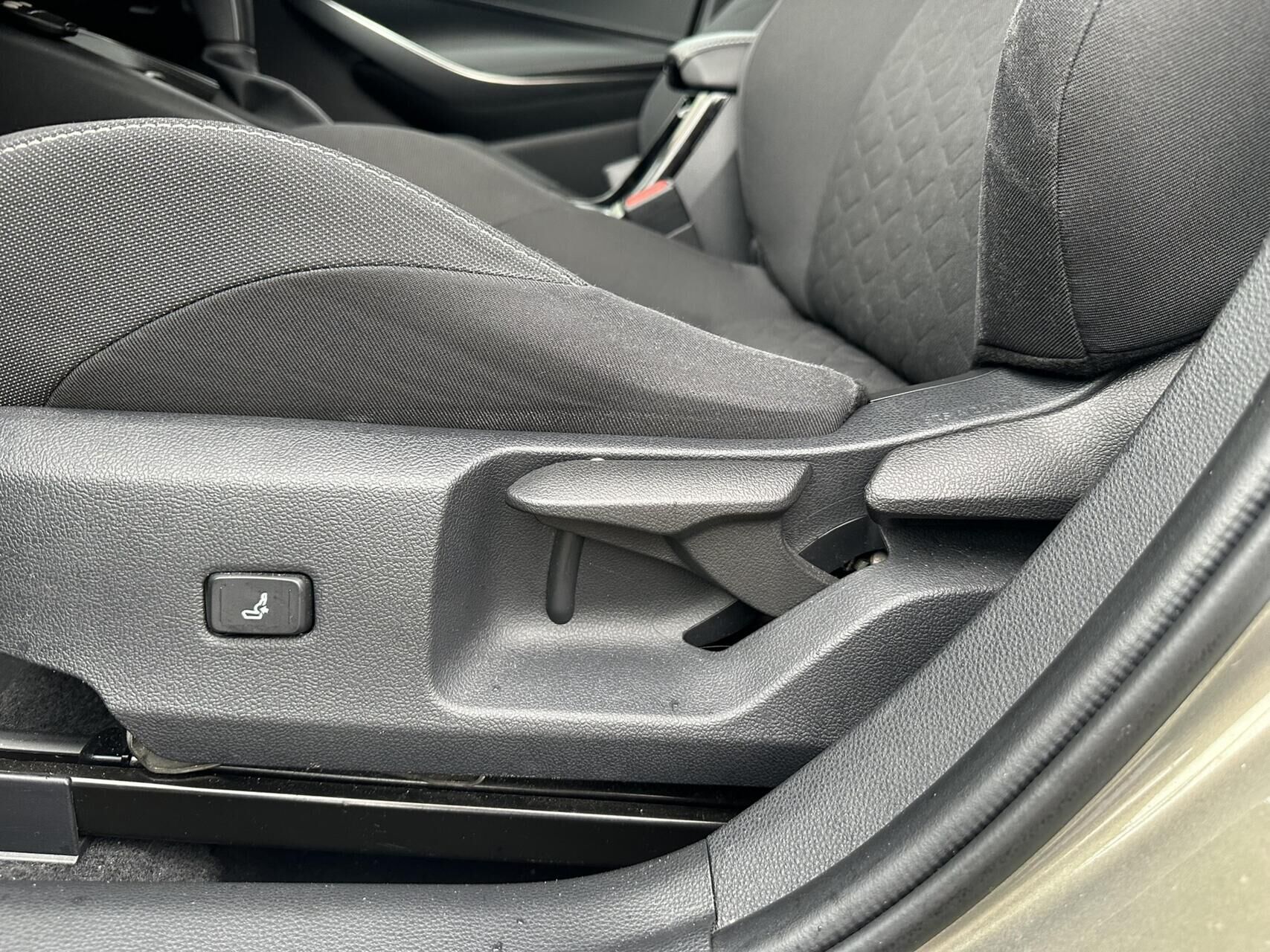 Billede af Toyota Corolla 2,0 Hybrid H3 Premium E-CVT 180HK 5d 6g Aut.