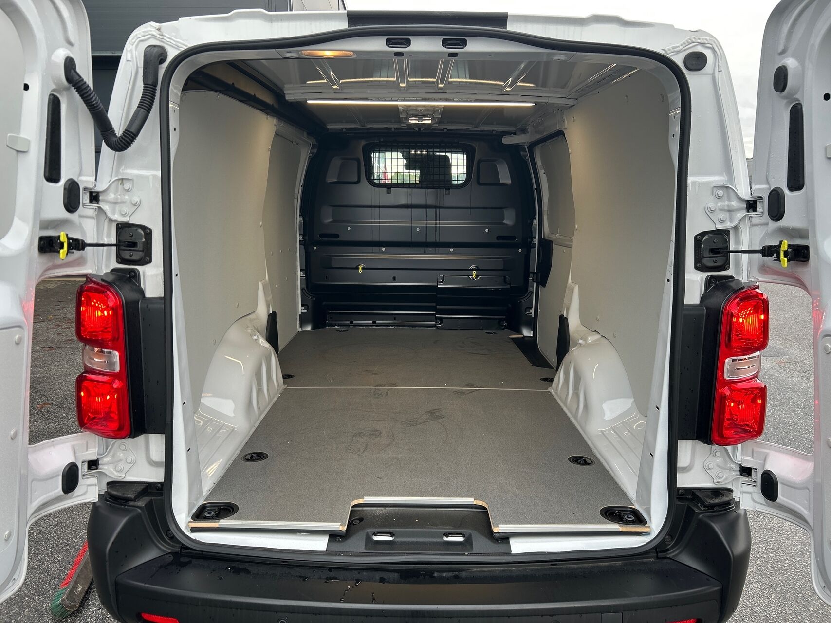 Billede af Toyota Proace 2.0D 144hk Long/En skydedør aut. gear Comfort Master u/komfortadskillelse