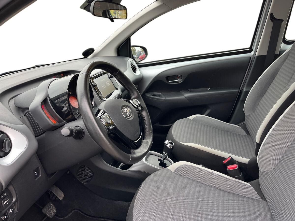 Billede af Toyota Aygo 1,0 VVT-I X-plore DAB+ Safety Sense X-Shift 72HK 5d Aut.