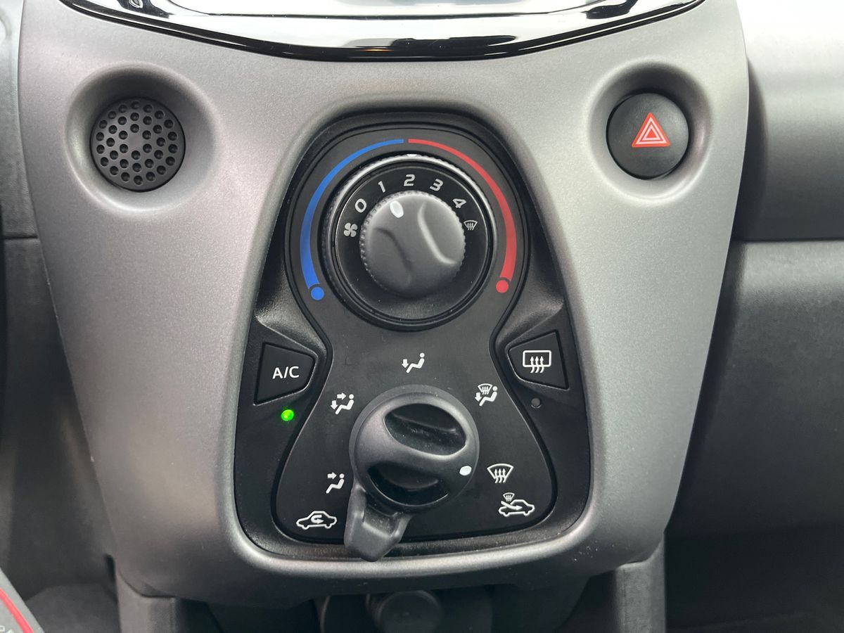 Billede af Toyota Aygo 1,0 VVT-I X-plore DAB+ Safety Sense X-Shift 72HK 5d Aut.