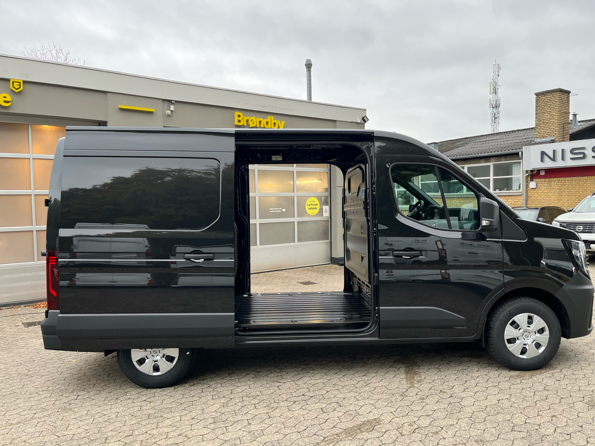 Billede af Nissan Interstar L2H2 2,0 DCi N-Connecta 150HK Van 9g Aut.