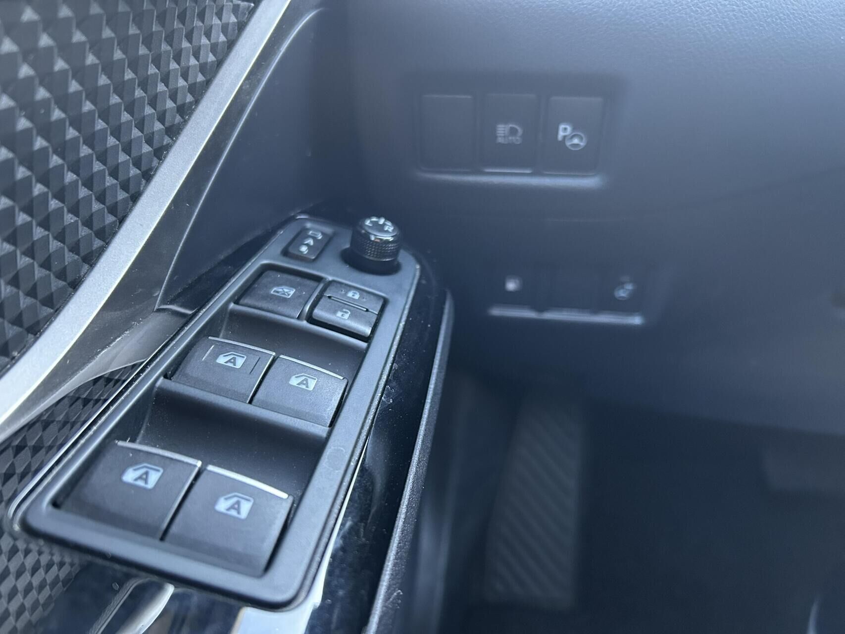 Billede af Toyota C-HR 1,8 Hybrid C-LUB Premium Selected Bi-tone Multidrive S 122HK 5d Aut.