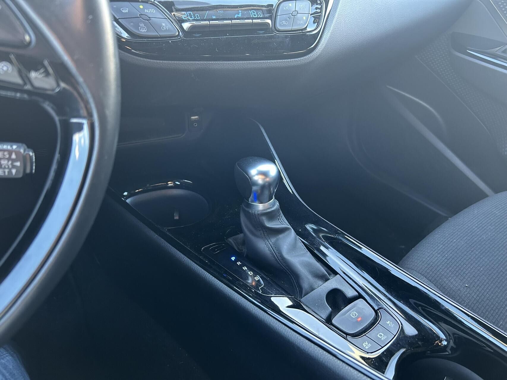 Billede af Toyota C-HR 1,8 Hybrid C-LUB Premium Selected Bi-tone Multidrive S 122HK 5d Aut.