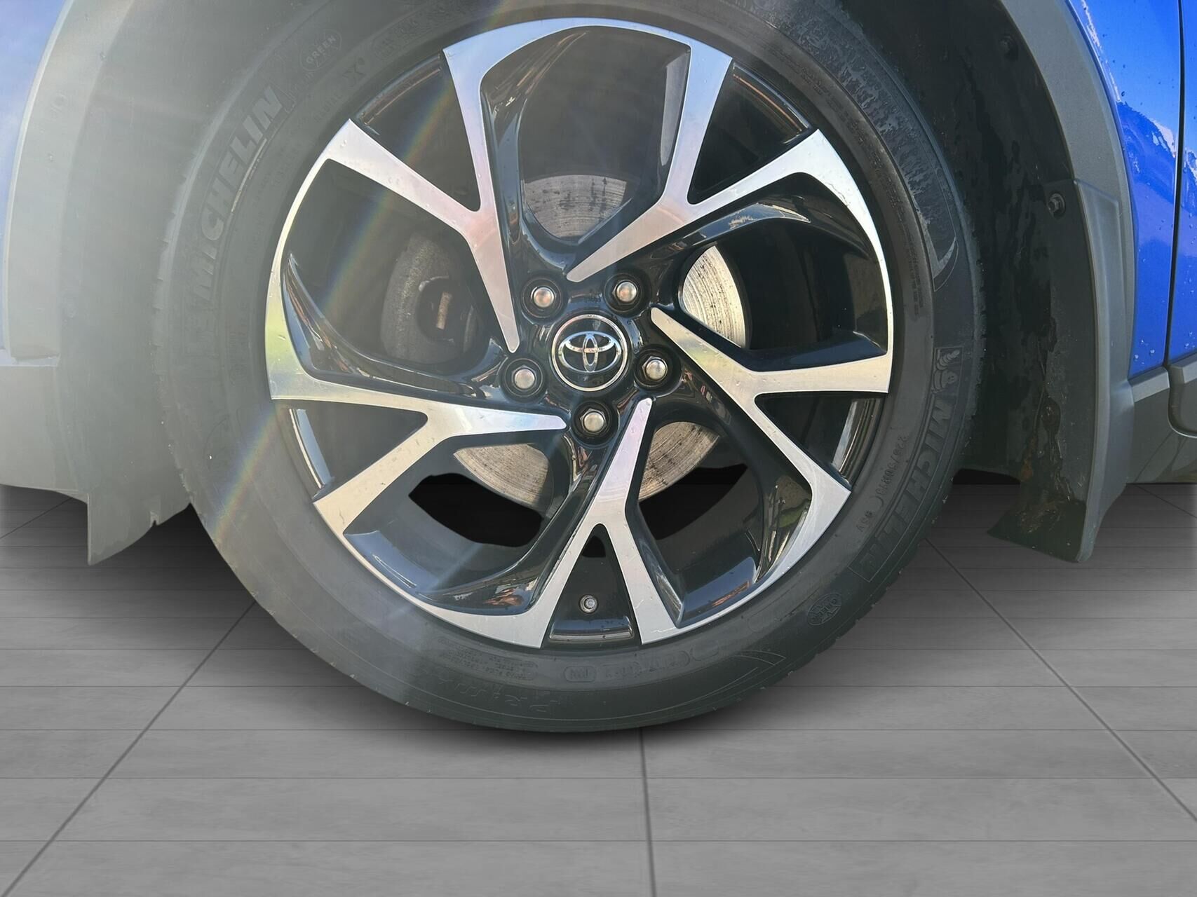 Billede af Toyota C-HR 1,8 Hybrid C-LUB Premium Selected Bi-tone Multidrive S 122HK 5d Aut.