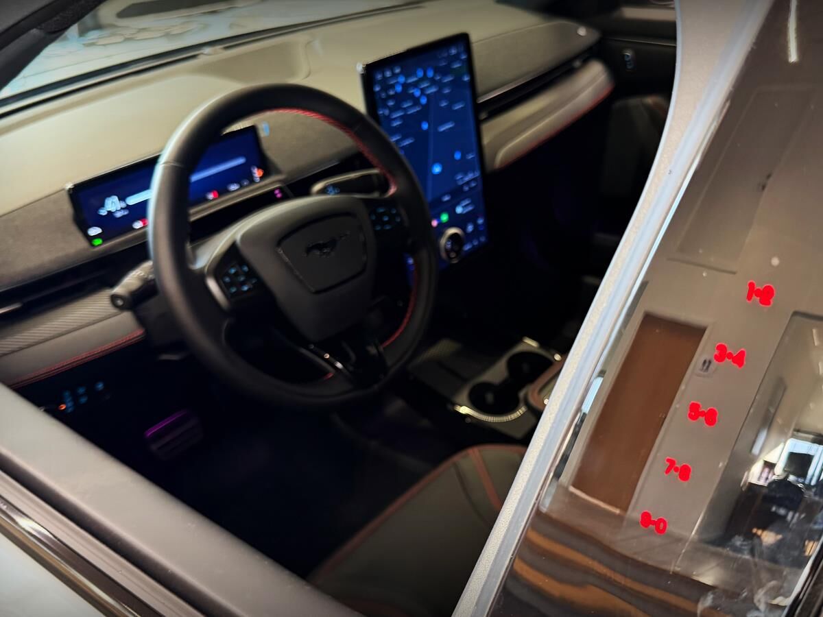 Billede af Ford Mustang Mach-E EL UR Premium AWD 375HK 5d Aut.