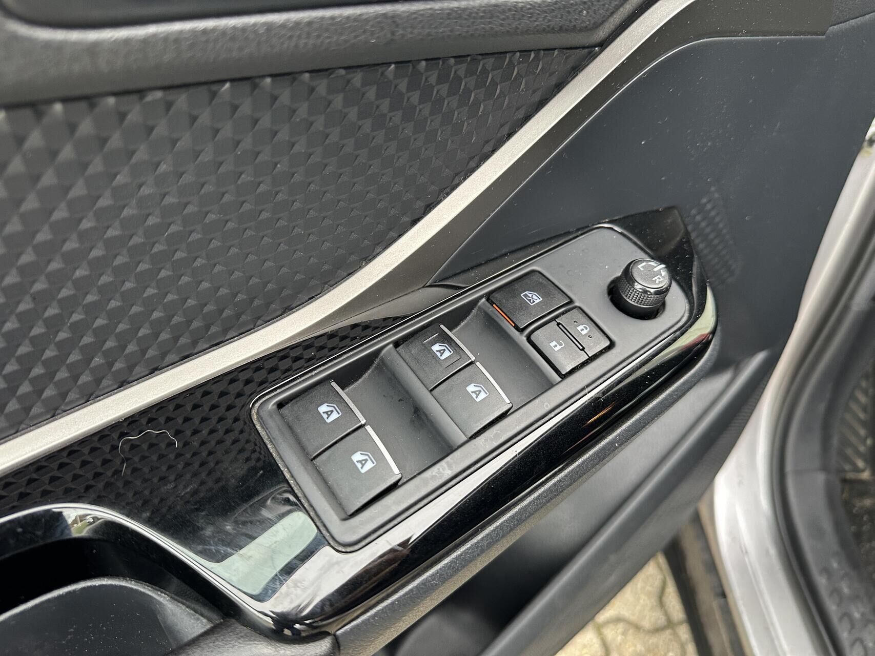 Billede af Toyota C-HR 1,8 Hybrid Selected Bi-tone Multidrive S 122HK 5d Aut.