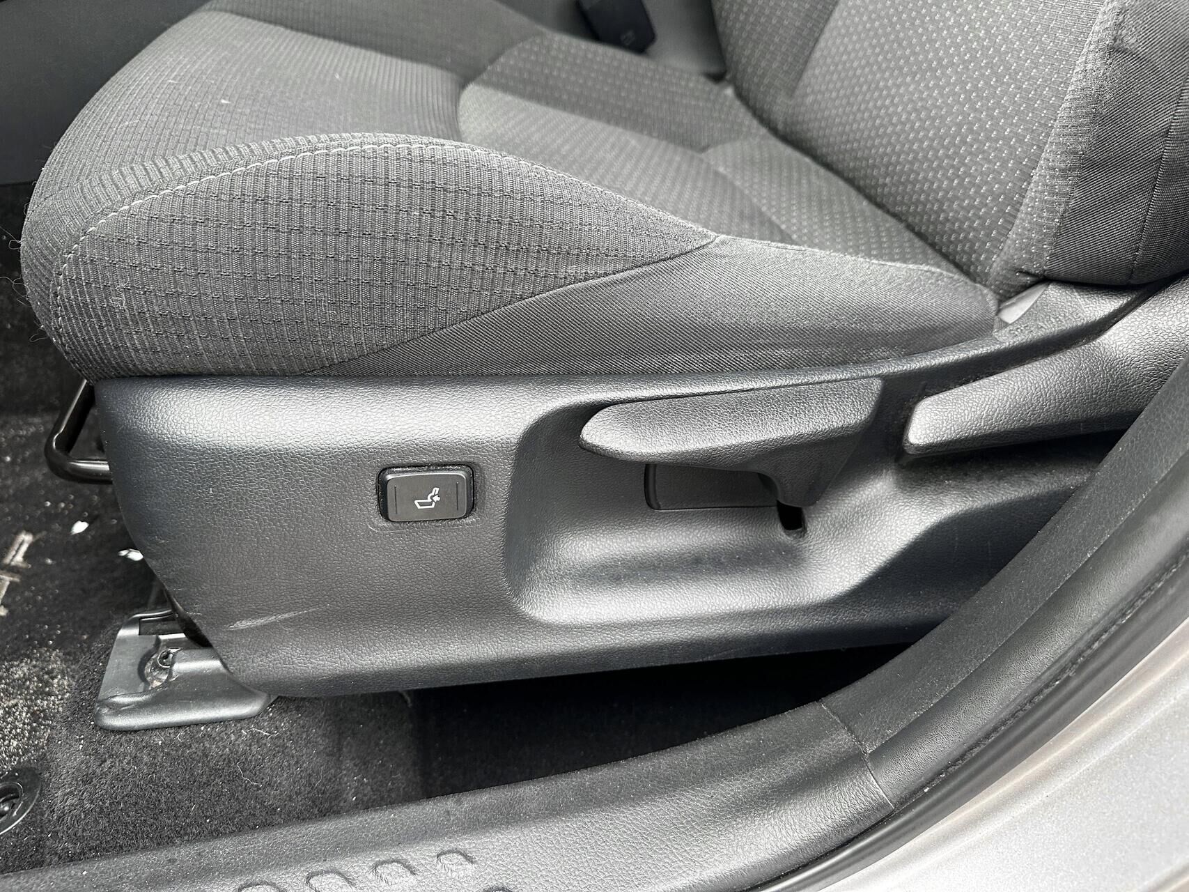 Billede af Toyota C-HR 1,8 Hybrid Selected Bi-tone Multidrive S 122HK 5d Aut.