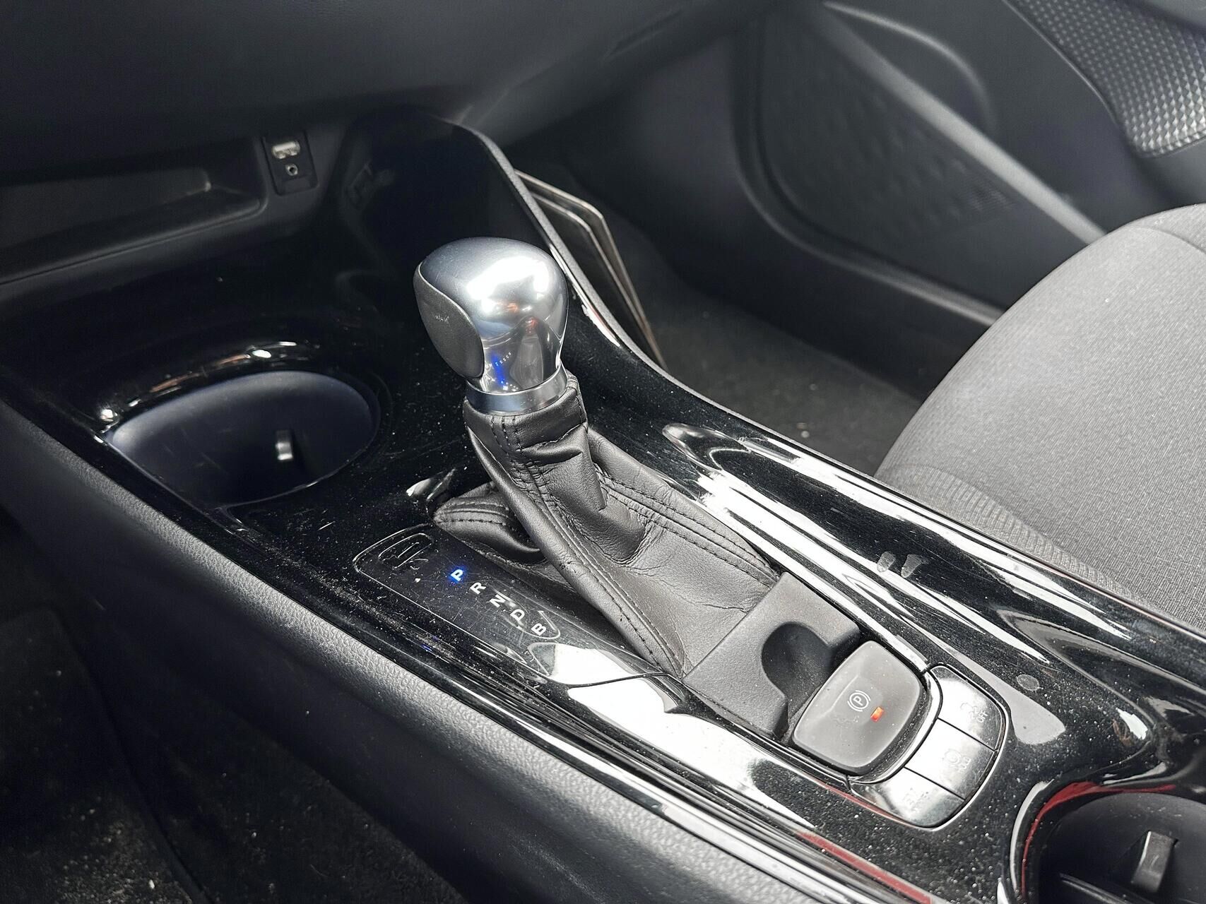 Billede af Toyota C-HR 1,8 Hybrid Selected Bi-tone Multidrive S 122HK 5d Aut.