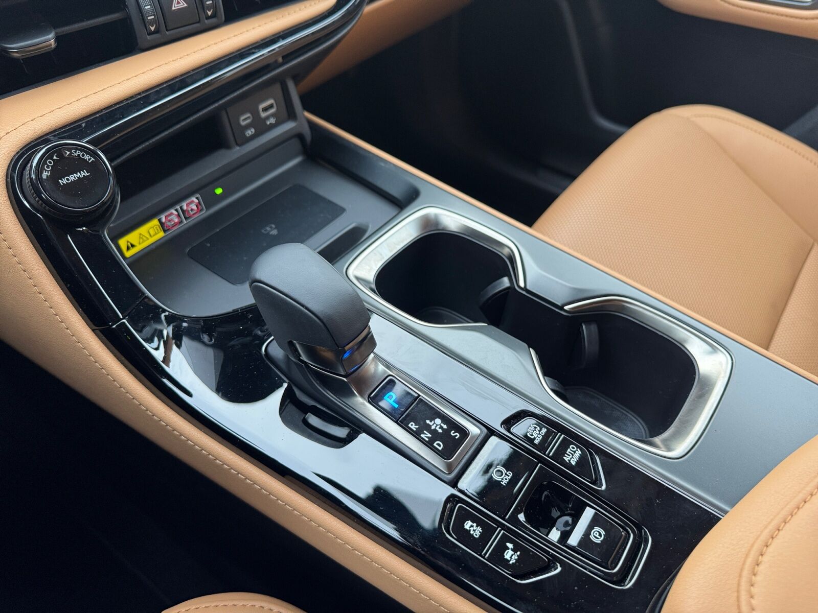 Billede af Lexus NX 450h+ 2,5 Plugin-hybrid Business Plus 4WD 309HK 5d Trinl. Gear