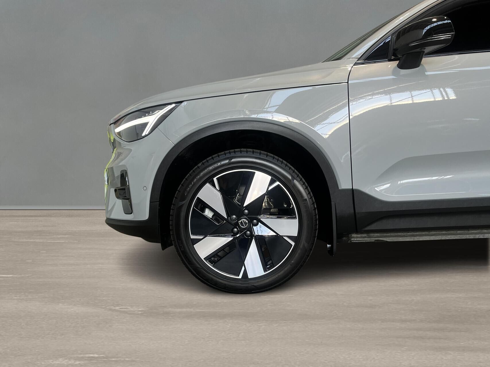 Billede af Volvo EX40 Single Motor Extended Range Plus 252HK 5d Aut.