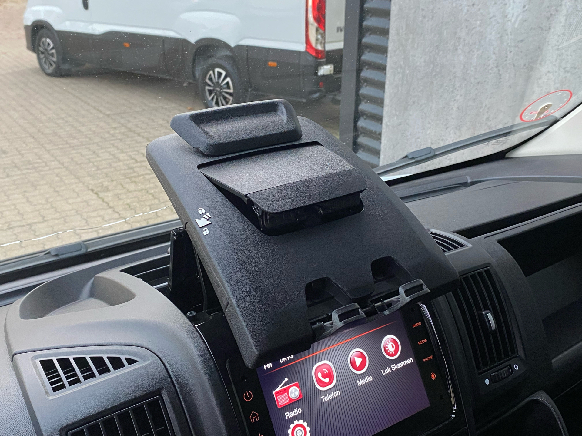 Billede af Fiat Ducato 33 L2H2 2,3 MJT 40 års Edition 140HK Van 9g Aut.