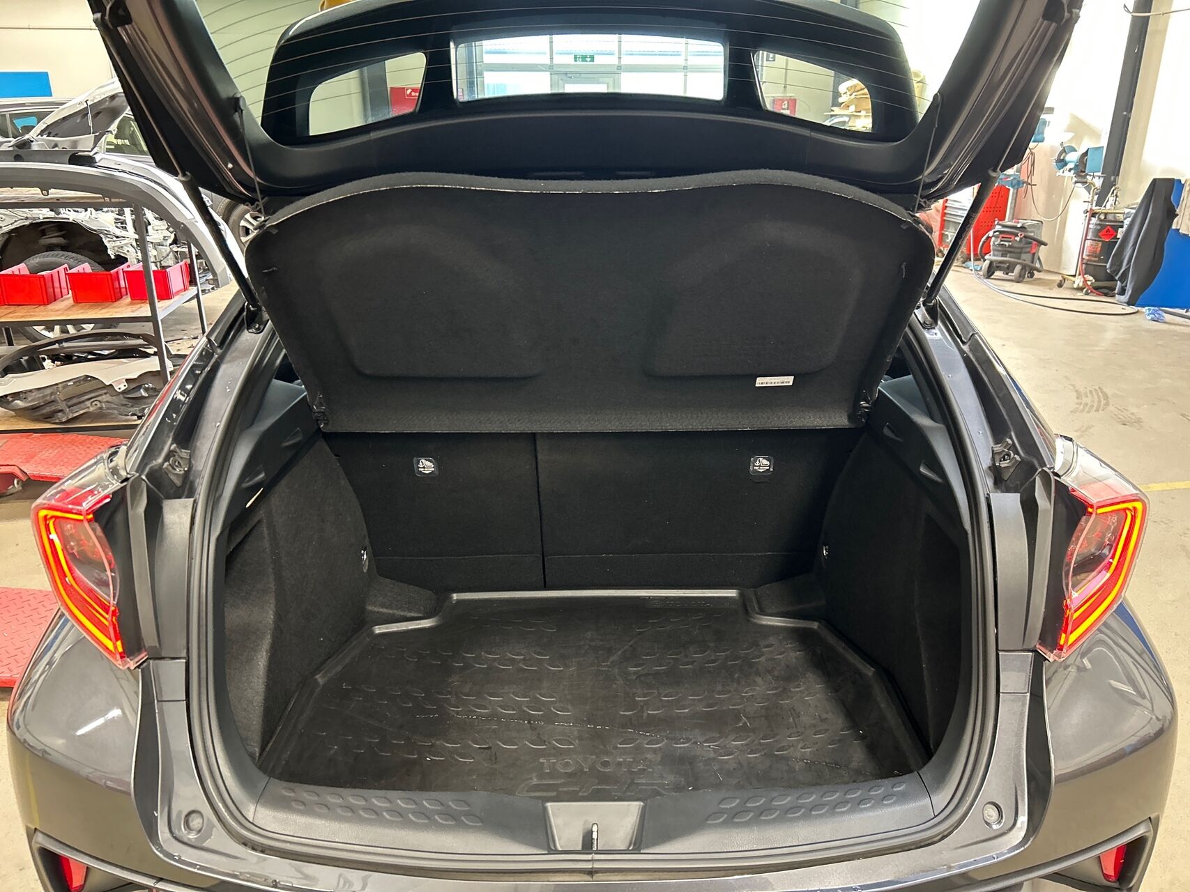 Billede af Toyota C-HR 1,8 Hybrid C-LUB Premium Selected Multidrive S 122HK 5d Aut.