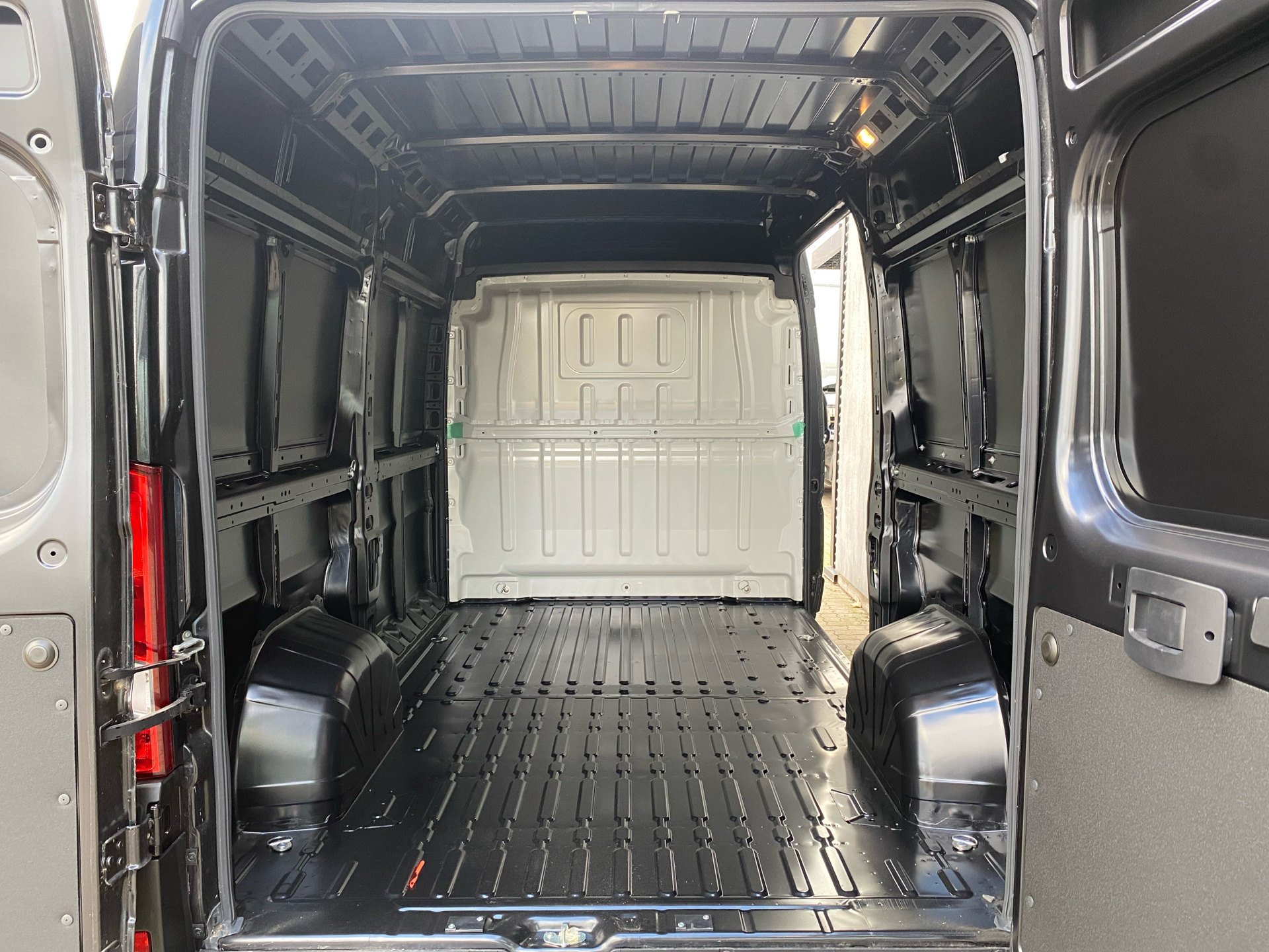 Billede af Peugeot Boxer 333 L2H2 2,2 BlueHDi Premium 140HK Van 6g