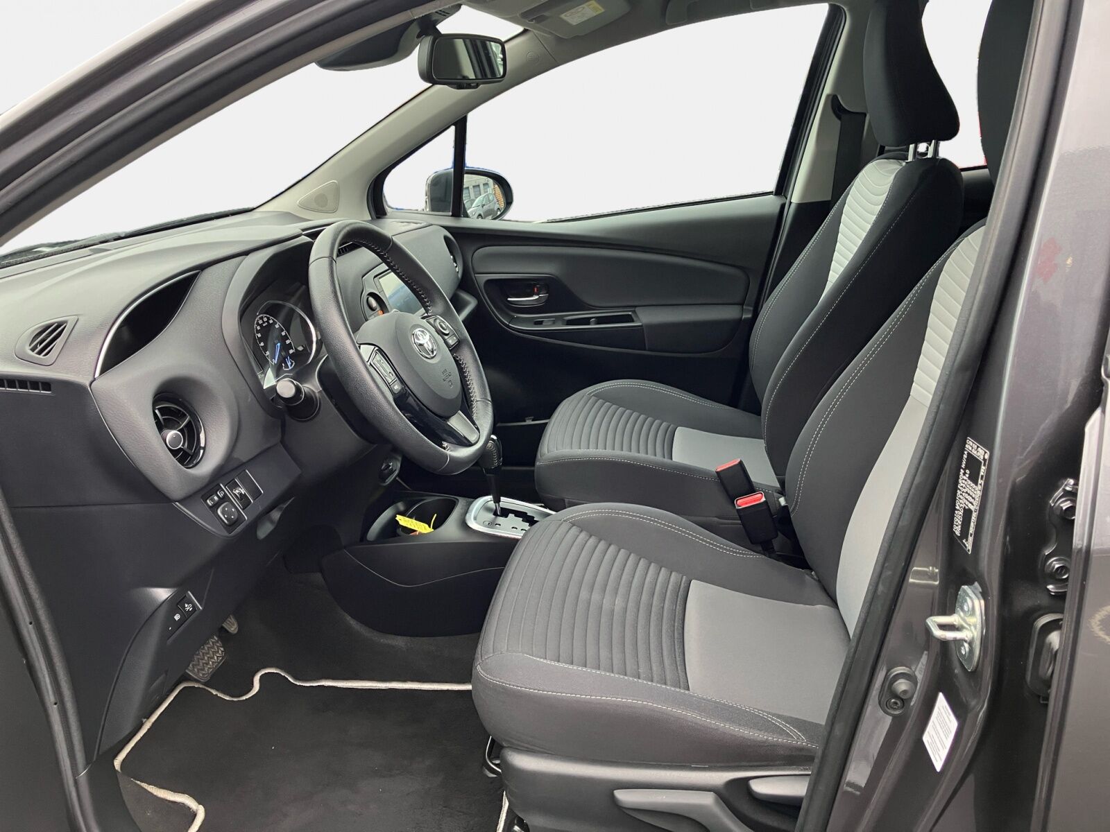 Billede af Toyota Yaris 1,5 Hybrid H2 Limited E-CVT 100HK 5d Trinl. Gear