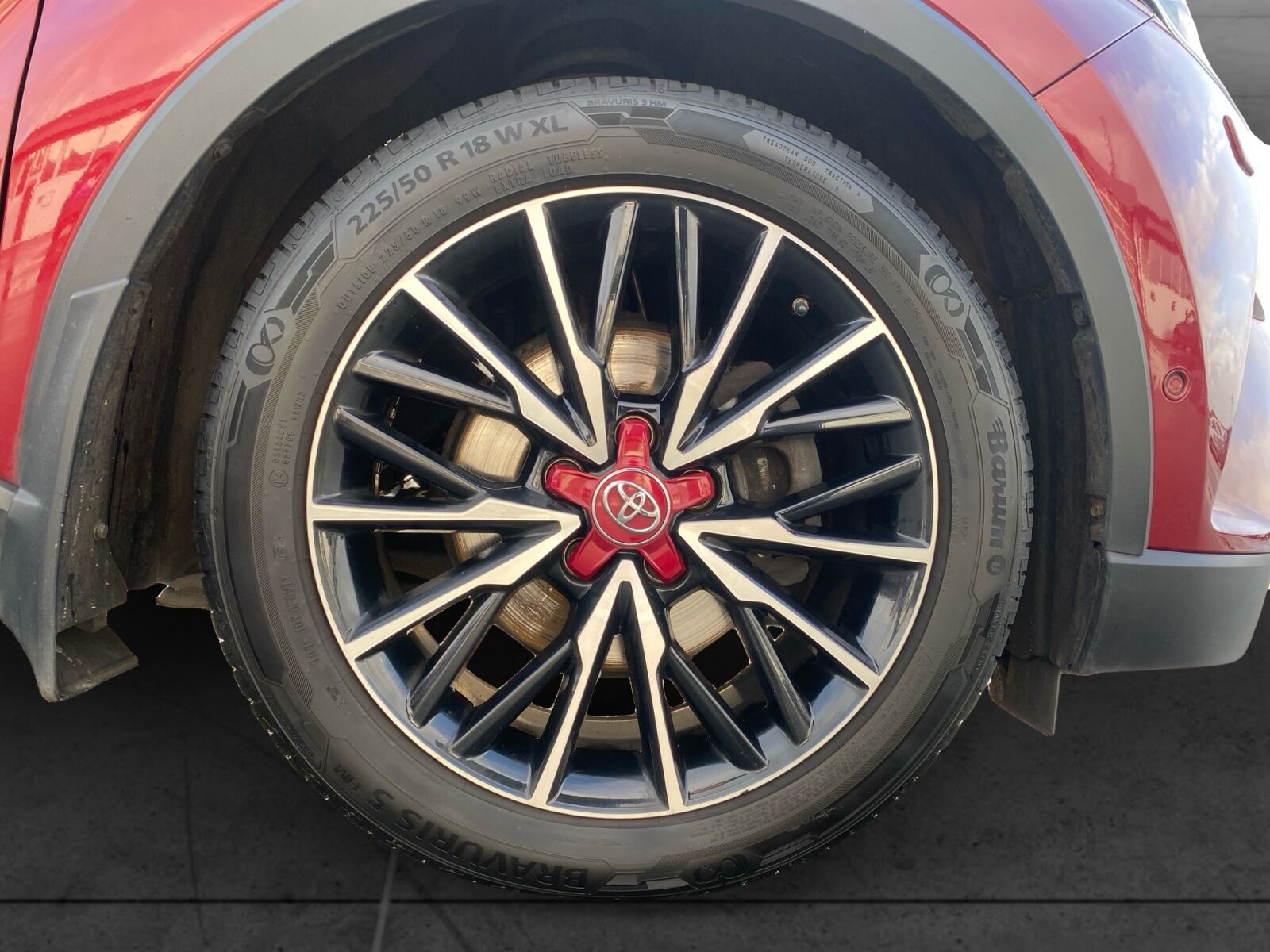 Billede af Toyota C-HR 1,8 Hybrid Premium Selected Bi-tone Multidrive S 122HK 5d Aut.