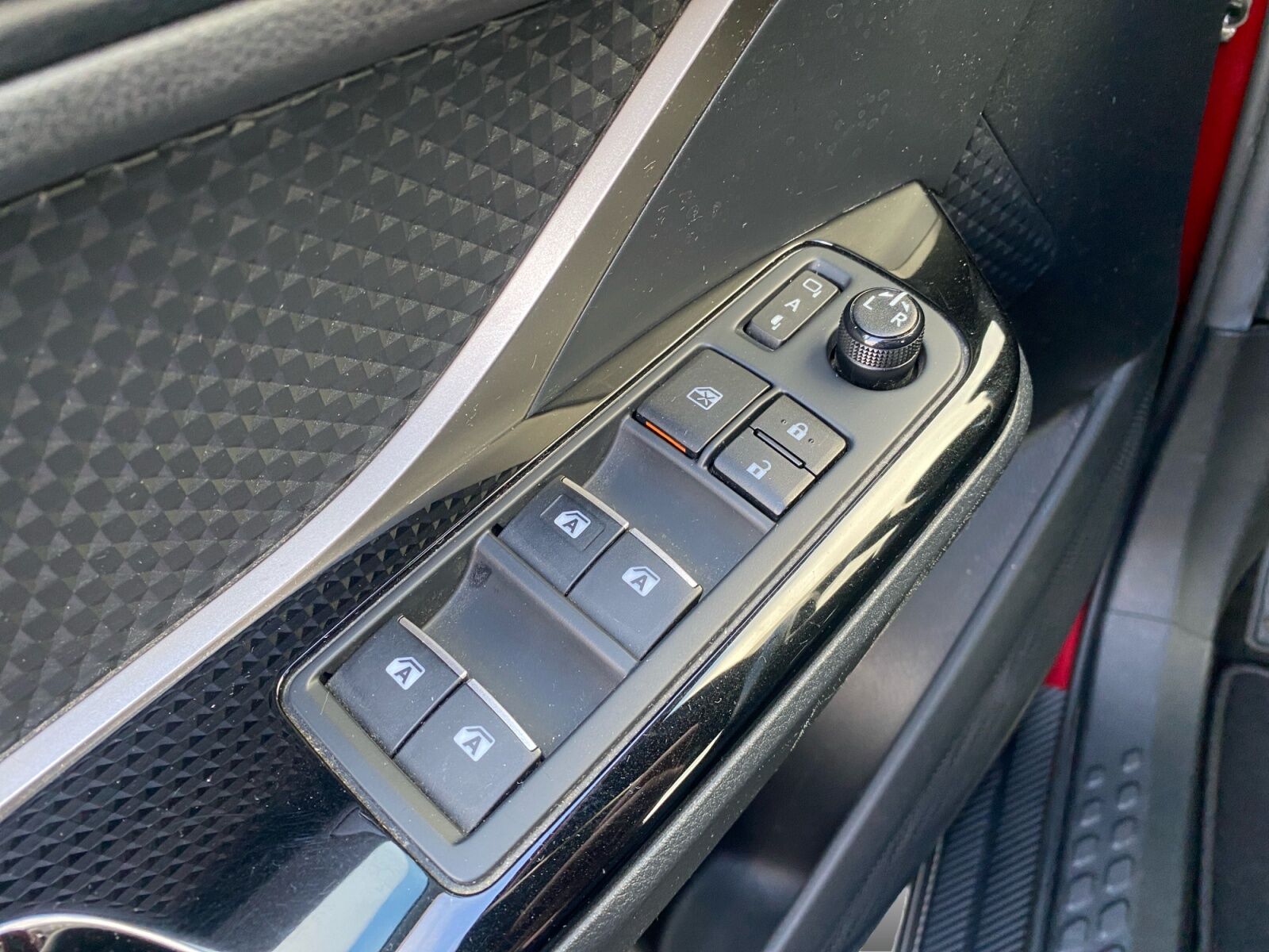 Billede af Toyota C-HR 1,8 Hybrid Premium Selected Bi-tone Multidrive S 122HK 5d Aut.