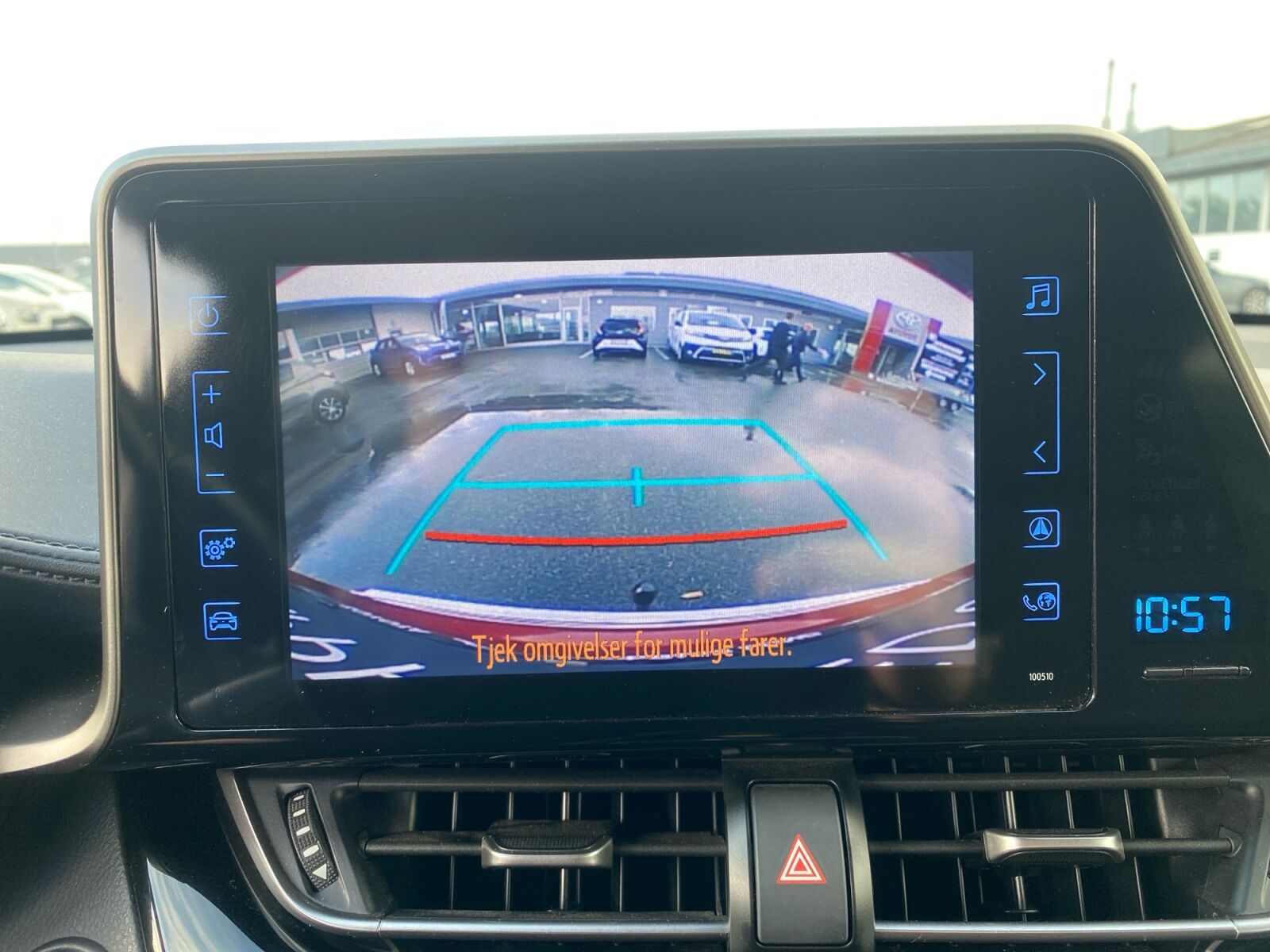 Billede af Toyota C-HR 1,8 Hybrid Premium Selected Bi-tone Multidrive S 122HK 5d Aut.