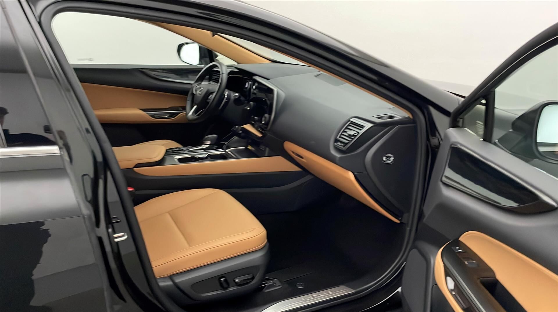 Billede af Lexus NX 450h+ 2,5 Plugin-hybrid Business Plus 4WD 309HK 5d Trinl. Gear