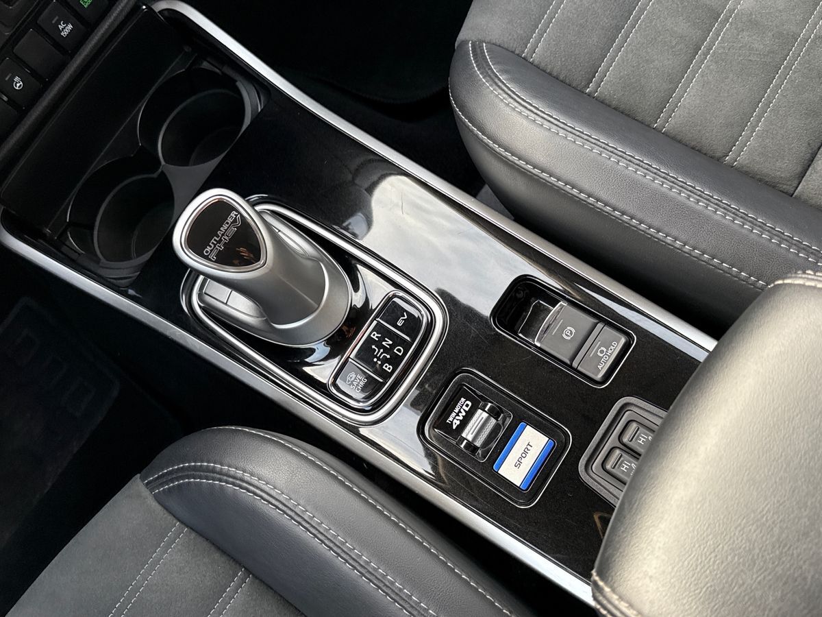 Billede af Mitsubishi Outlander 2,4 PHEV  Plugin-hybrid Intense 4WD 224HK 5d 6g Trinl. Gear