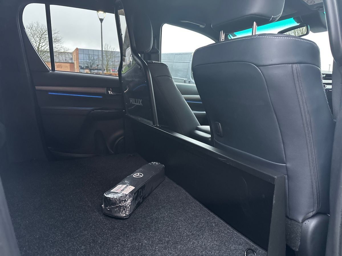 Billede af Toyota HiLux Dobb.Kab. 2,8 D-4D T4 Invincible AWD 204HK DobKab Aut.