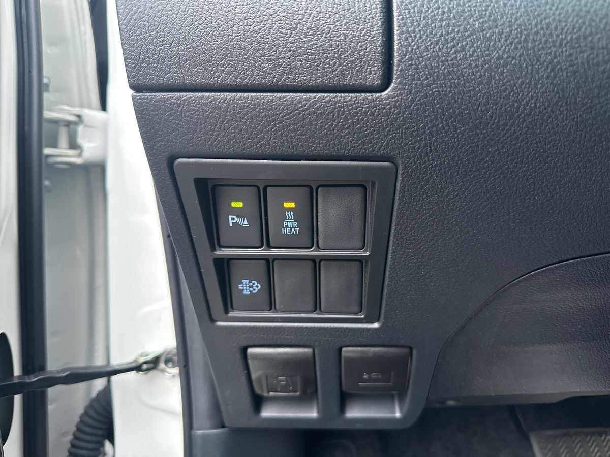 Billede af Toyota HiLux Dobb.Kab. 2,8 D-4D T4 Invincible AWD 204HK DobKab Aut.