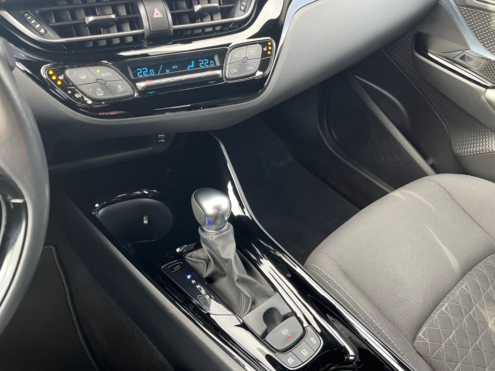 Billede af Toyota C-HR 1,8 Hybrid C-LUB Premium Multidrive S 122HK 5d Aut.