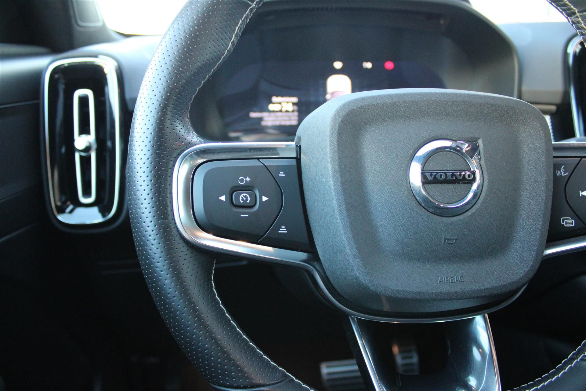 Billede af Volvo XC40 P8 Recharge Twin R-design AWD 408HK 5d Aut.