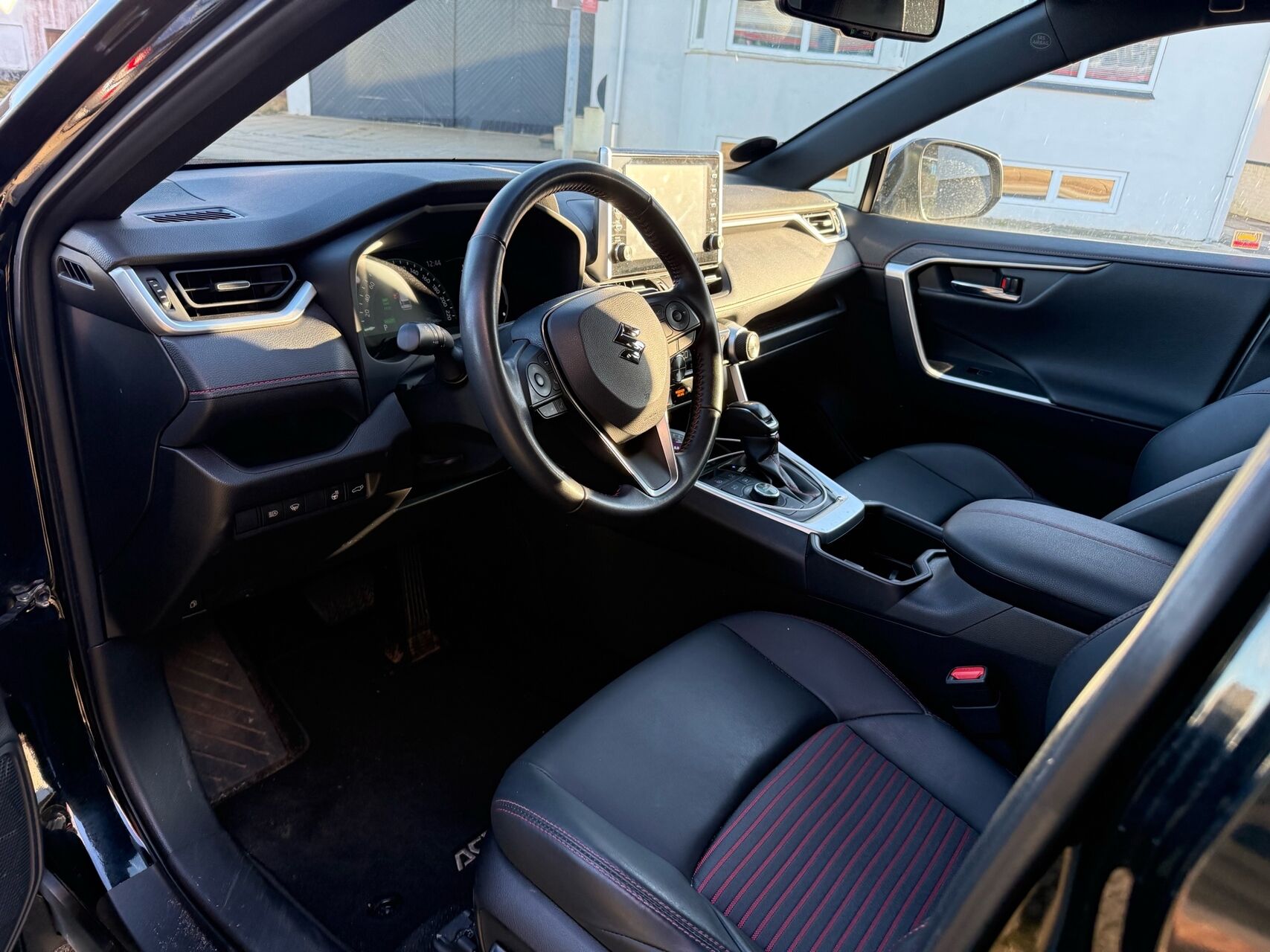 Billede af Suzuki Across 2,5 Hybrid Adventure E-CVT 306HK 5d Trinl. Gear