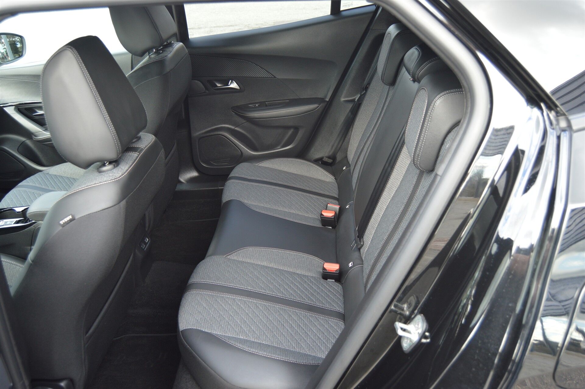 Billede af Peugeot 2008 1,2 PureTech First Selection EAT8 130HK 5d 8g Aut.