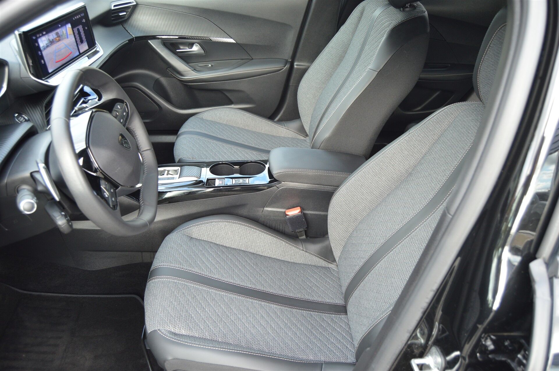 Billede af Peugeot 2008 1,2 PureTech First Selection EAT8 130HK 5d 8g Aut.