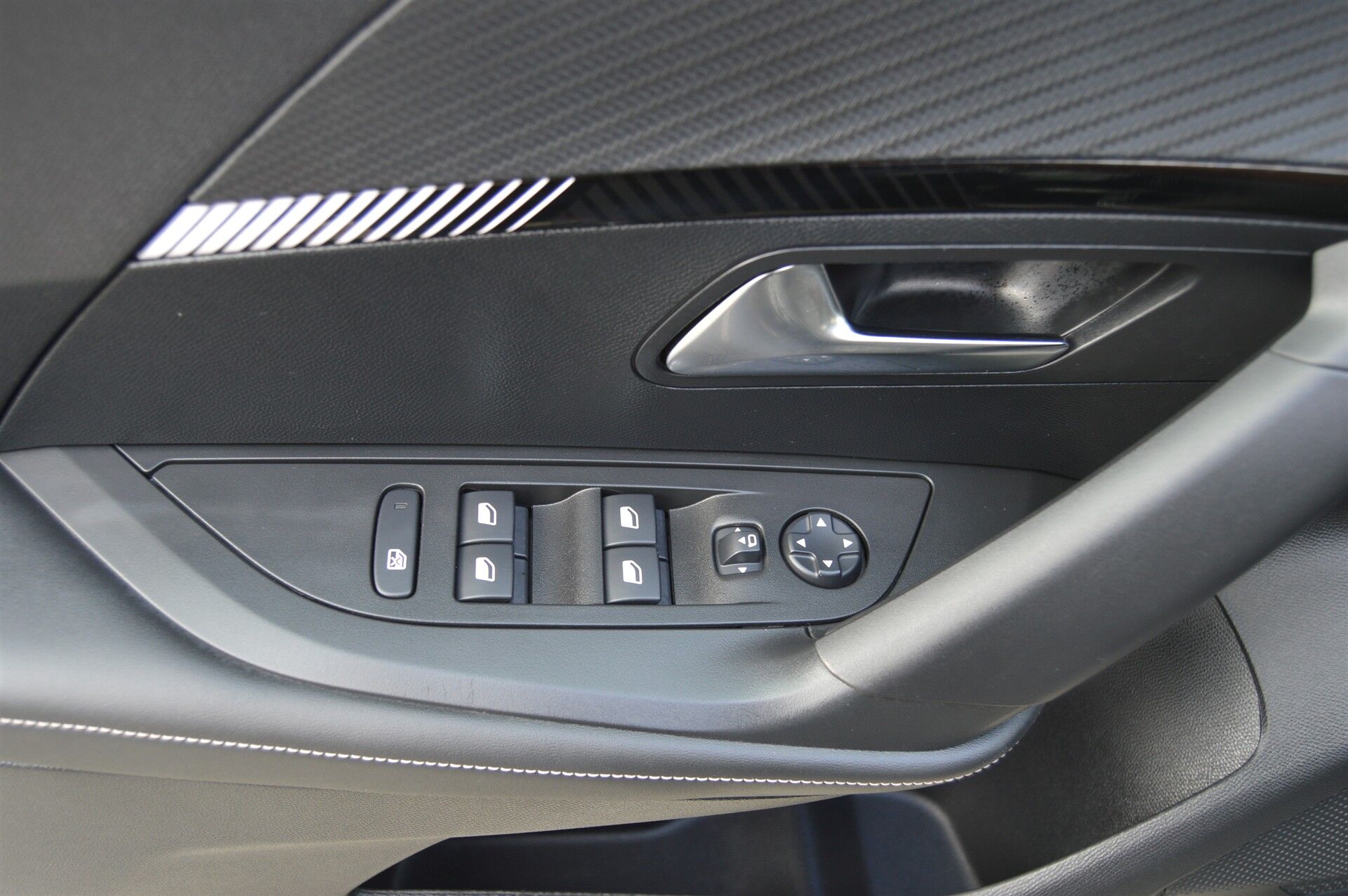 Billede af Peugeot 2008 1,2 PureTech First Selection EAT8 130HK 5d 8g Aut.