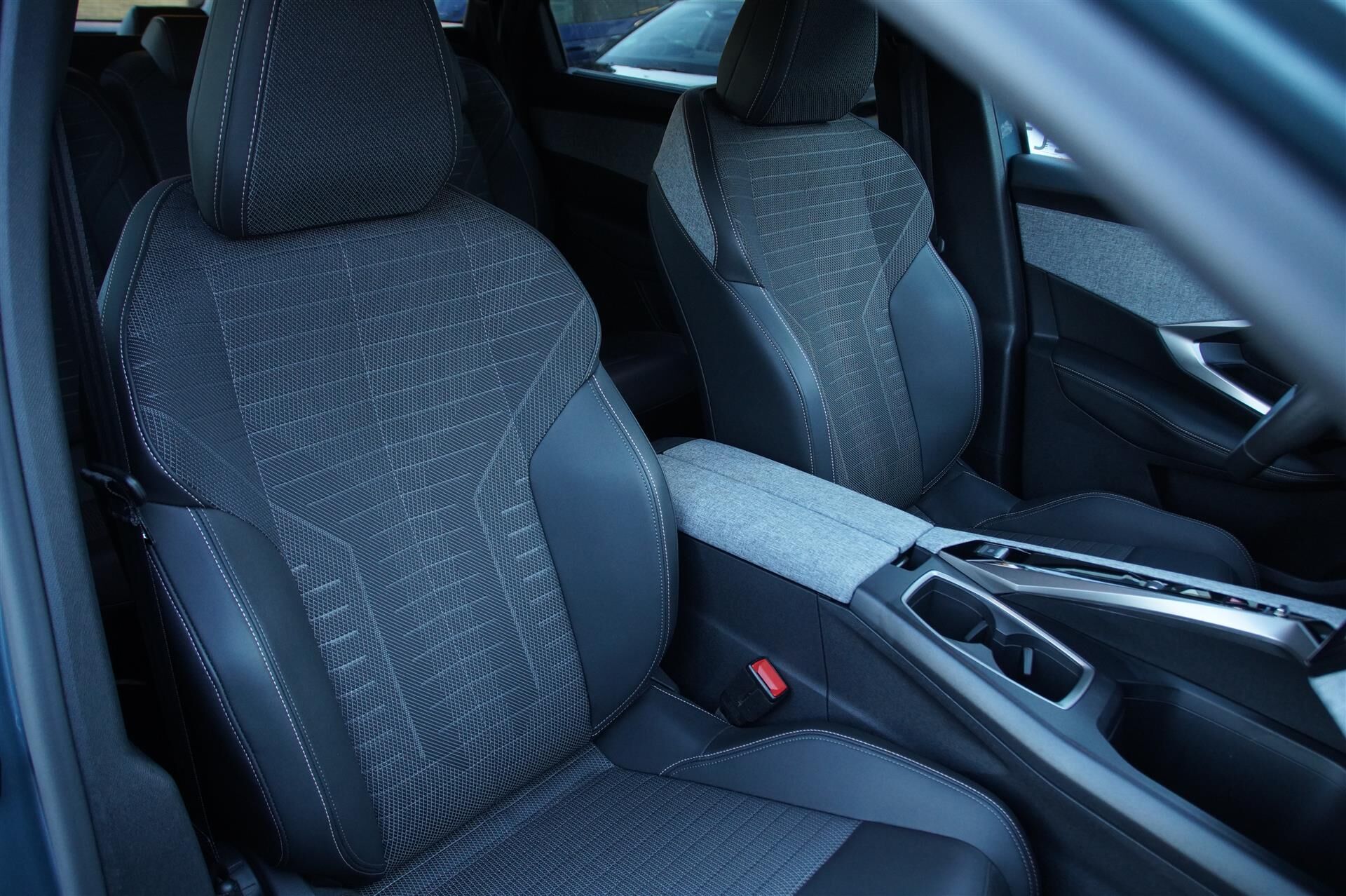 Billede af Peugeot e-5008 EL Allure 210HK 5d Aut.