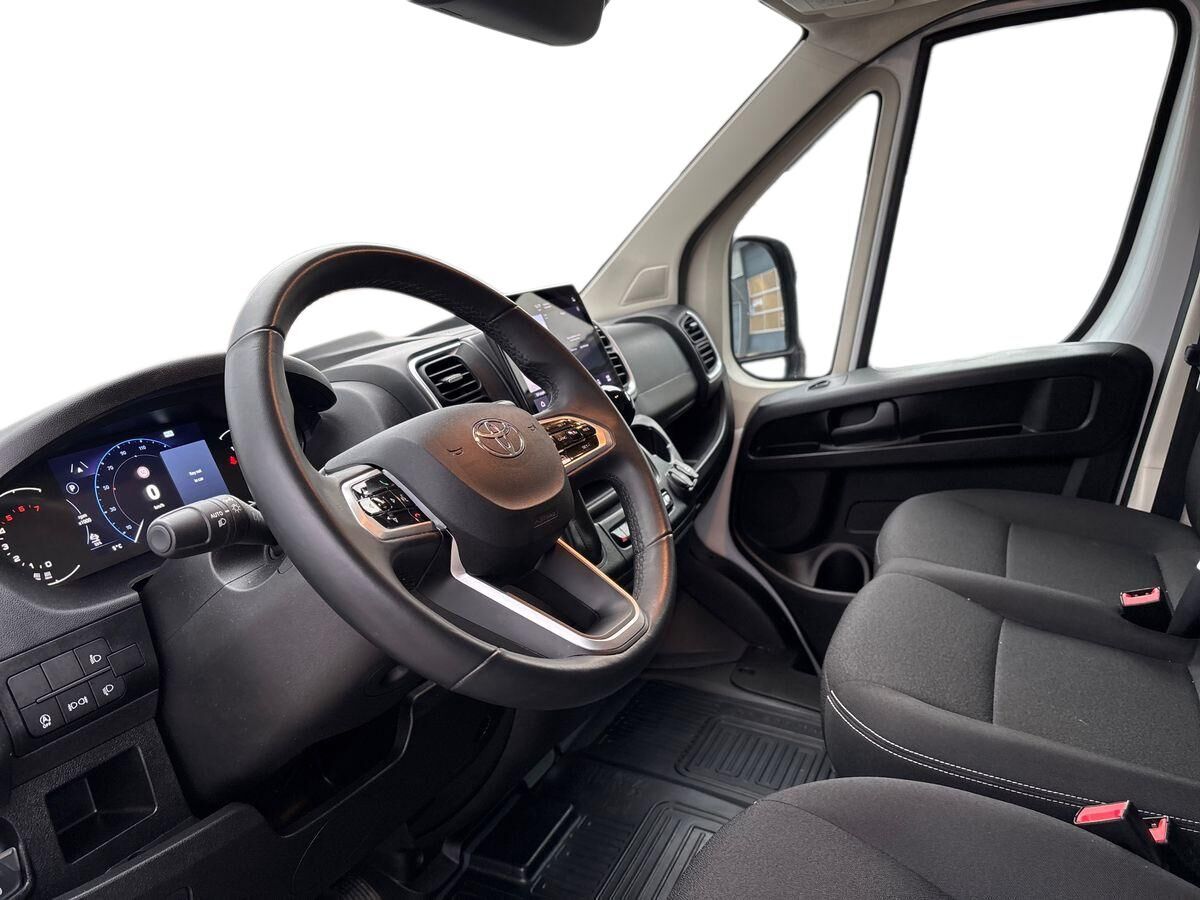 Billede af Toyota Proace Max Medium 2,2 D Comfort Master To skydedør m. højt tag 140HK Van 8g Aut.
