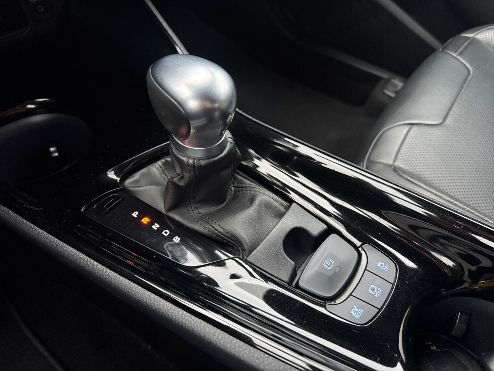 Billede af Toyota C-HR 1,8 Hybrid C-LUB Selected + Premium Multidrive S 122HK 5d Aut.