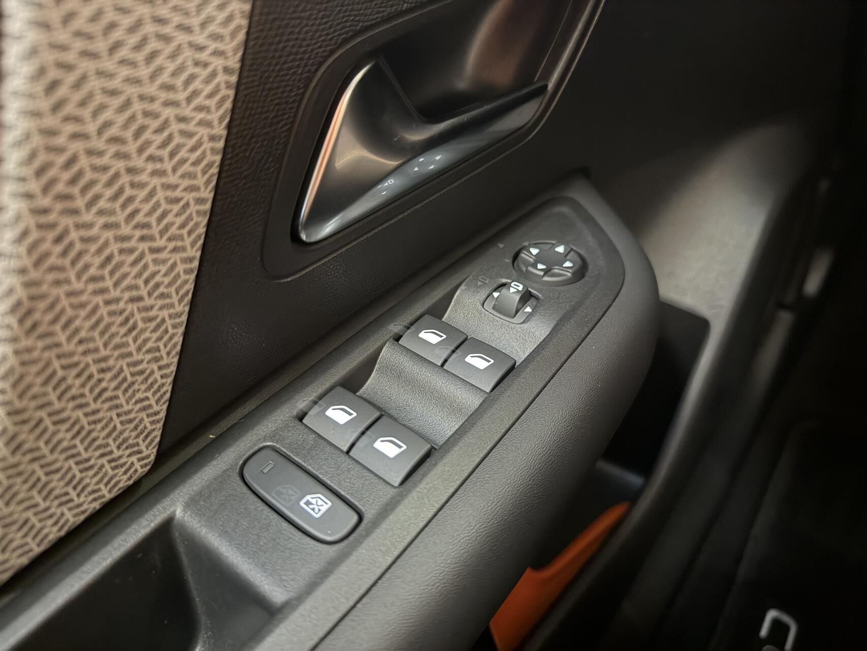 Billede af Citroën C4 X 1,2 PureTech Chevron Sport EAT8 130HK 5d 8g Aut.