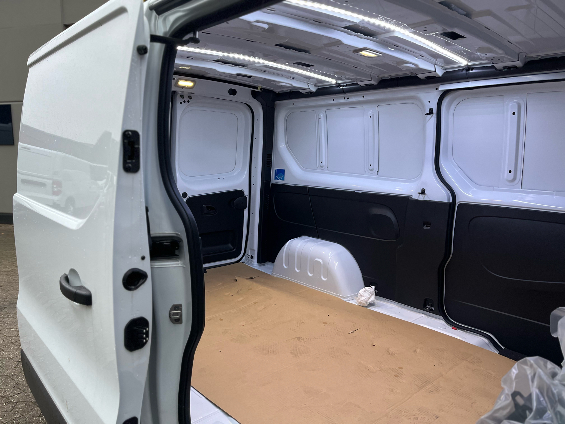 Billede af Nissan Primastar L2H1 2,0 DCi N-Connecta 150HK Van 6g Aut.