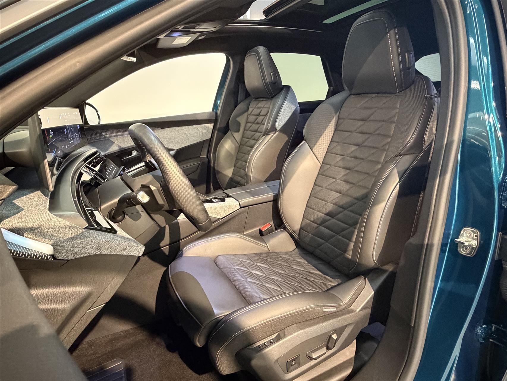 Billede af Peugeot e-3008 EL GT Pack 210HK 5d Aut.